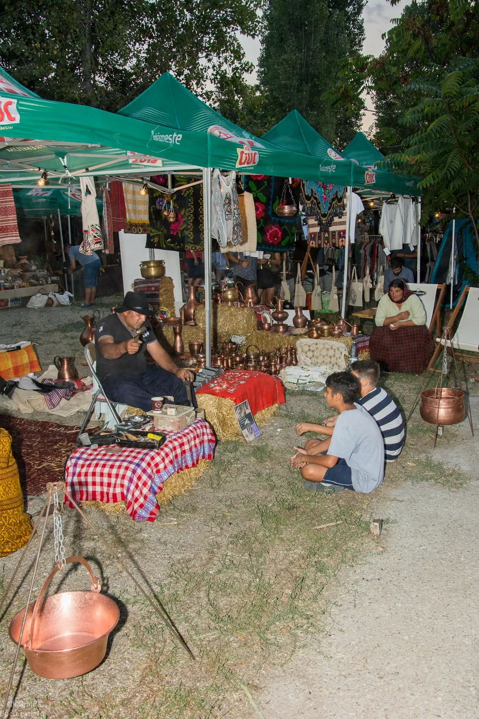 Standurile meșterilor în parc