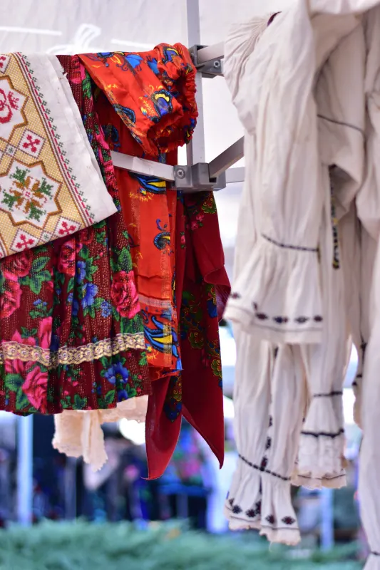 Costume tradiționale colorate expuse la cort