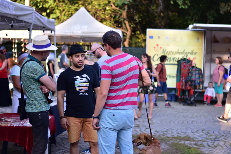 Vizitatori în fața corturilor festivalului