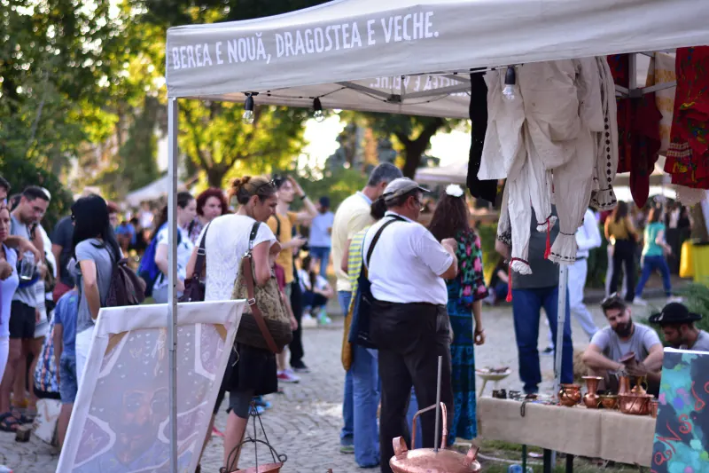 Cortul atelierului, cu costume tradiționale și obiecte din cupru