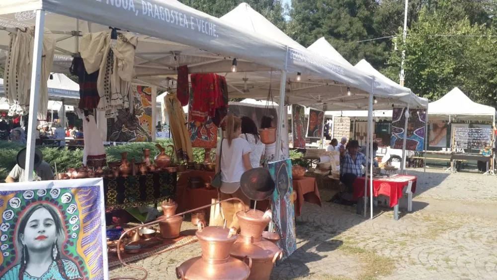 Portret pictat și vase de cupru la intrarea în cort