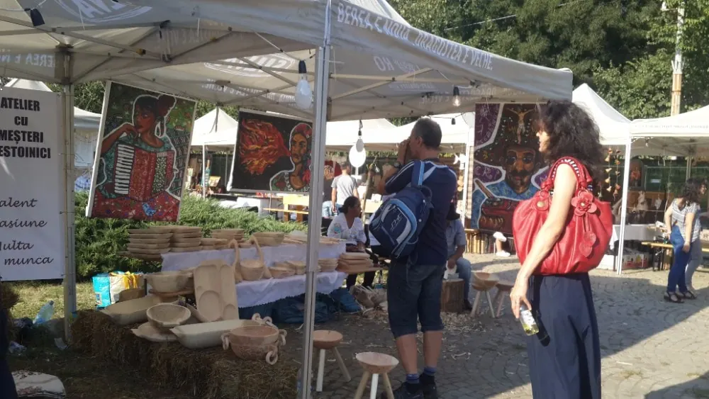 Vizitatori la standul cu obiecte din lemn