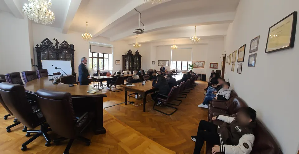 Pupils from Cernica in a council room of the Faculty of Law, listening to a professor