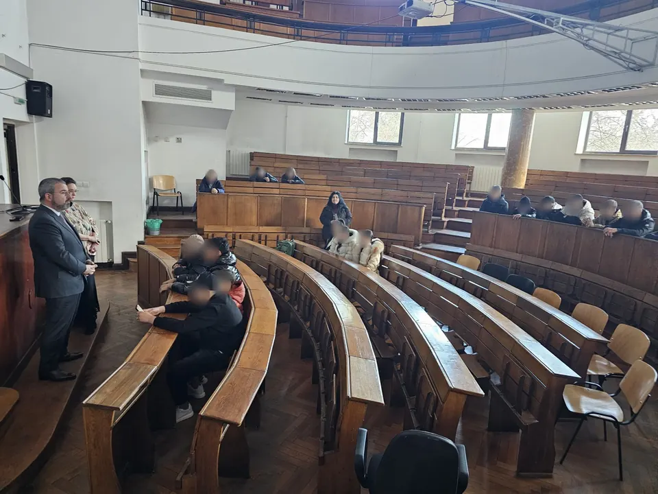 Un profesor le vorbește elevilor din amfiteatru