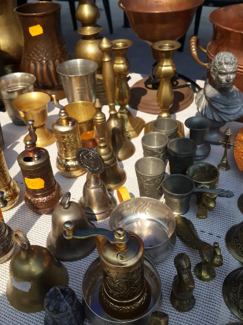 Brass and copper objects: candlesticks, cups and grinders